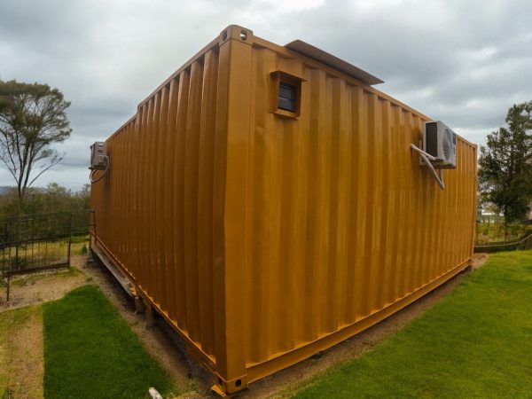 Góc nhìn phía sau nhà container 20 feet