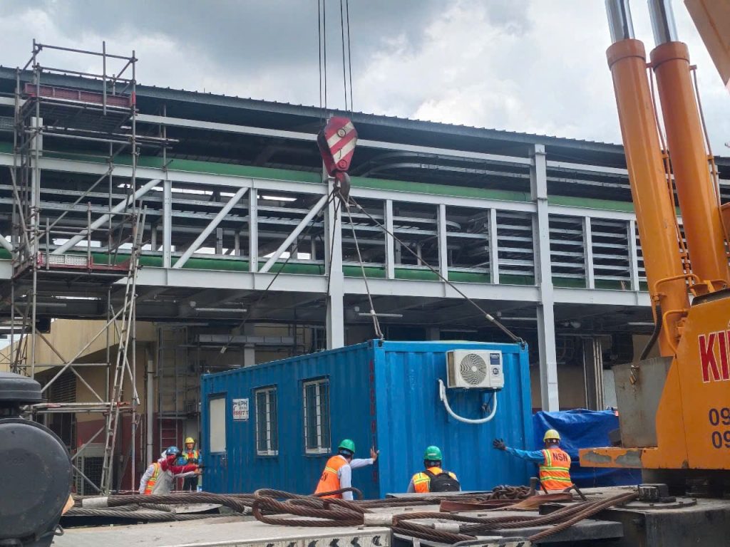 Cho Thuê Container Văn Phòng 20 Feet Giải Pháp Tối Ưu và Tiết Kiệm Chi Phí 9 Cẩu cont văn phòng tới nơi cho khách hàng