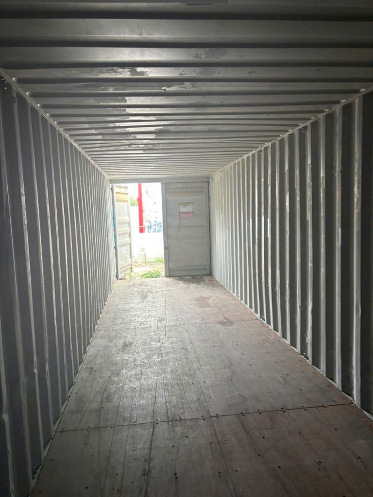 Bên trong container kho 40 feet