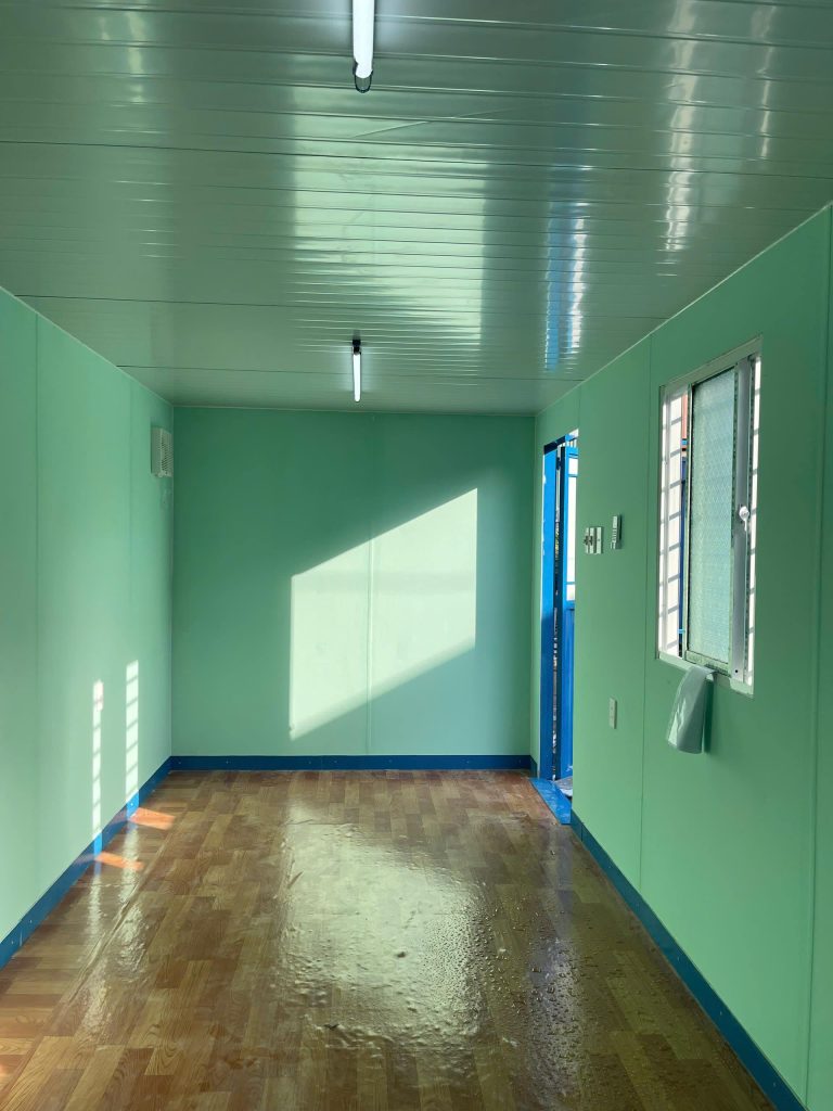 Kiểm tra vệ sinh container trước khi giao