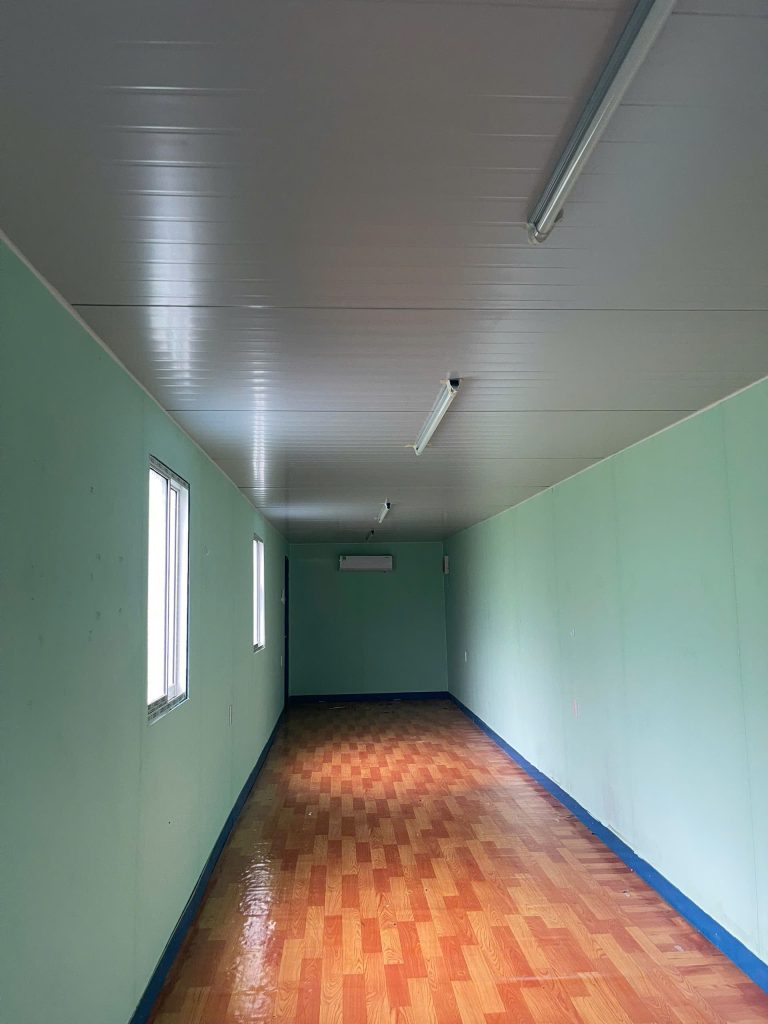 Đầy đủ thiết bị máy lạnh bóng đèn ổ cắm trong container