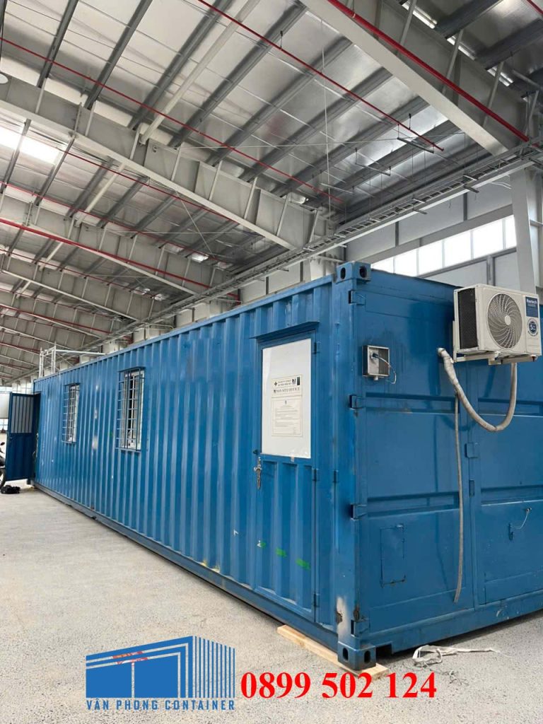 Container văn phòng được đặt trong nhà xưởng có mái che