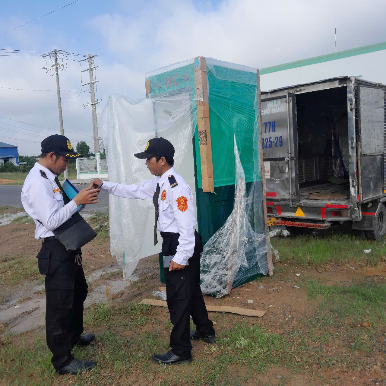 Nhà Vệ Sinh Di Động Composite 1 Buồng Giải Pháp Gọn Nhẹ, Bền, Tiết Kiệm 3 Bàn giao nhà vệ sinh di động cho khách