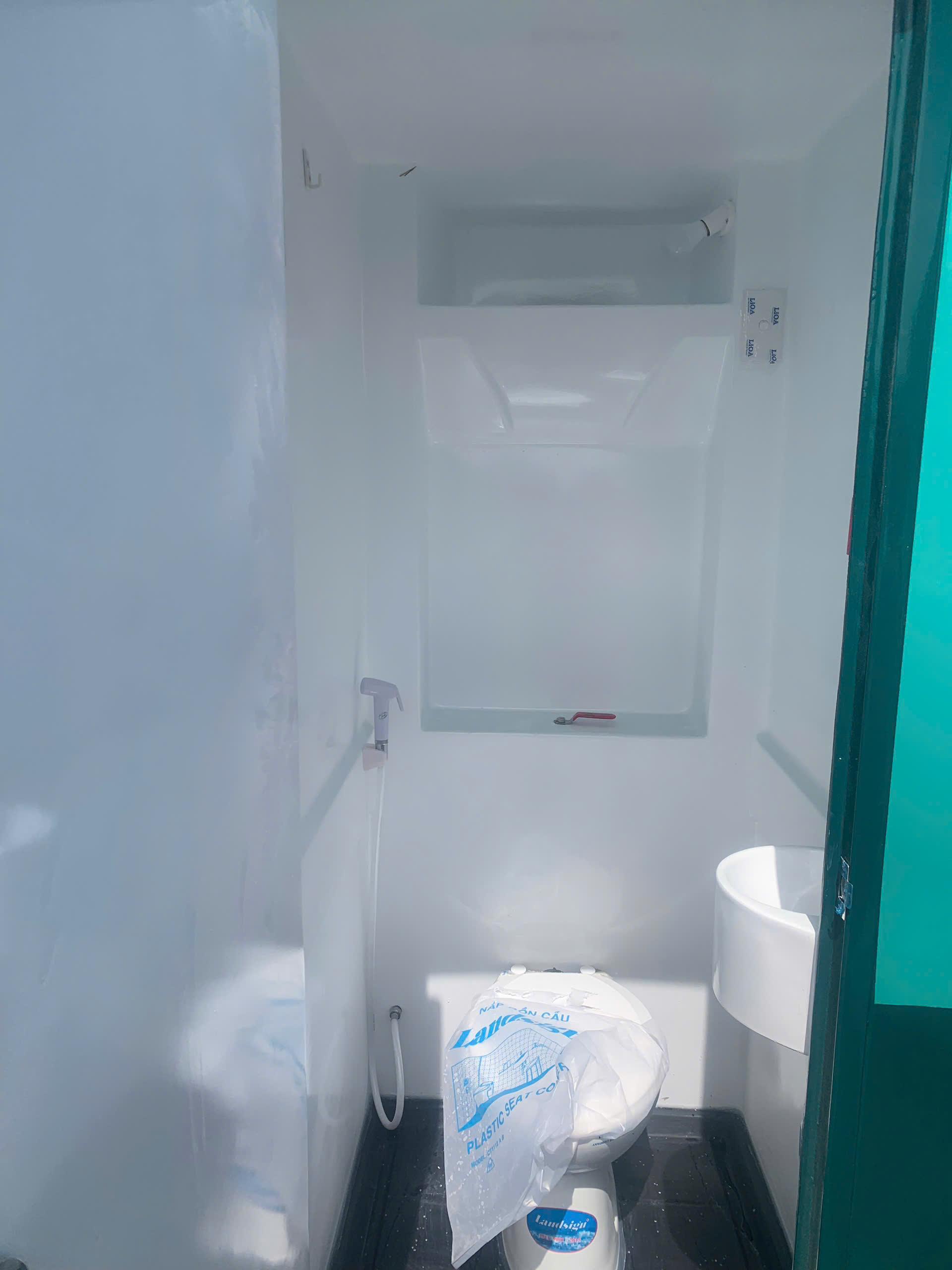 Nhà Vệ Sinh Di Động Composite 1 Buồng Giải Pháp Gọn Nhẹ, Bền, Tiết Kiệm 2 Bên trong Nhà vệ sinh di động