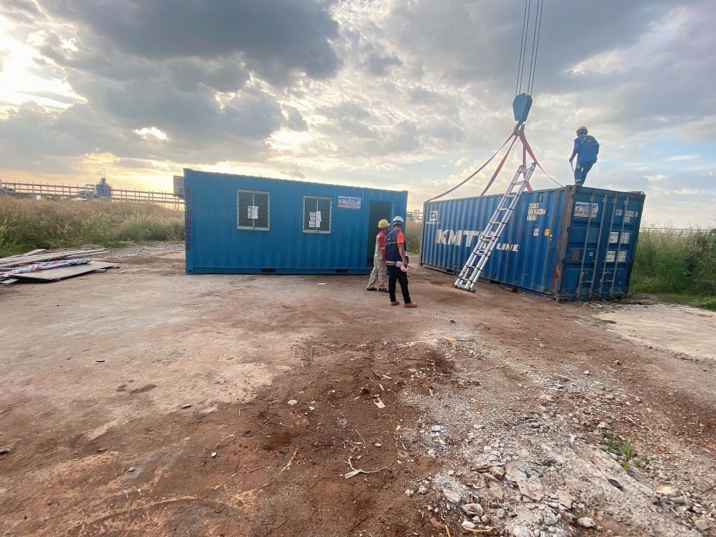 Vận chuyển container vào nhà máy